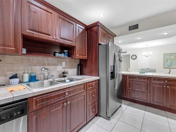 9437 SW 76th St V25, Miami FL 33173