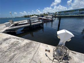 2700 NE 135th St 45, North Miami FL 33181