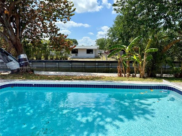 1625 E River Dr, Margate FL 33063