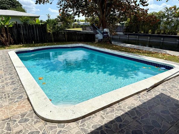 1625 E River Dr, Margate FL 33063
