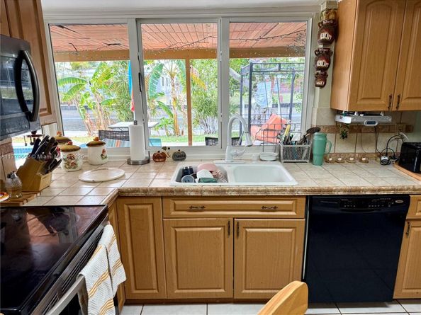 1625 E River Dr, Margate FL 33063