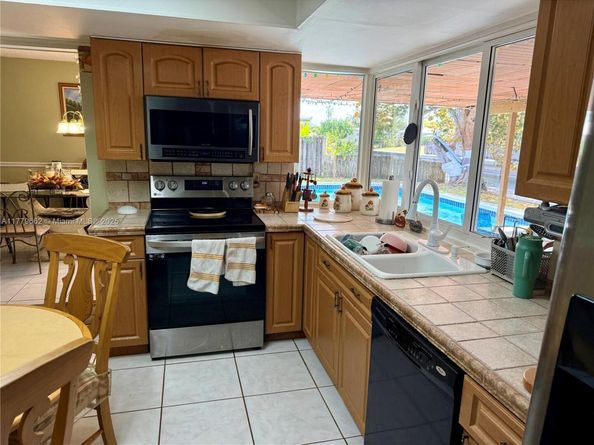 1625 E River Dr, Margate FL 33063