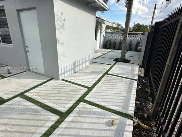 1300 NW 7th Ter, Fort Lauderdale FL 33311