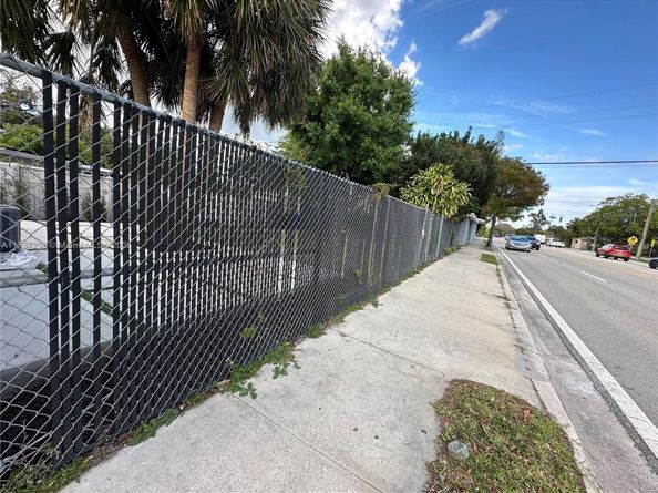 1300 NW 7th Ter, Fort Lauderdale FL 33311