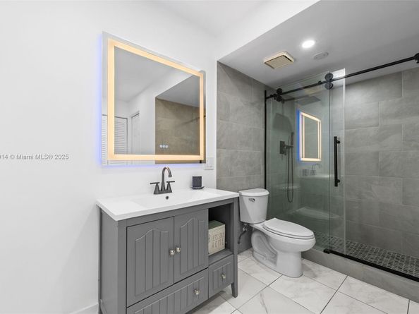 401 Golden Isles Dr 304, Hallandale Beach FL 33009