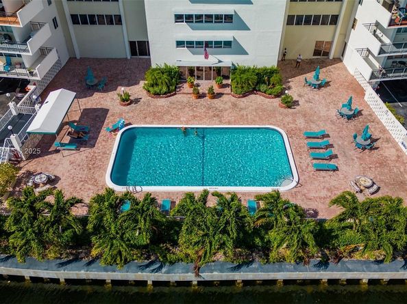 401 Golden Isles Dr 304, Hallandale Beach FL 33009