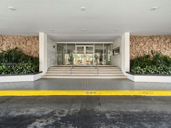 401 Golden Isles Dr 304, Hallandale Beach FL 33009