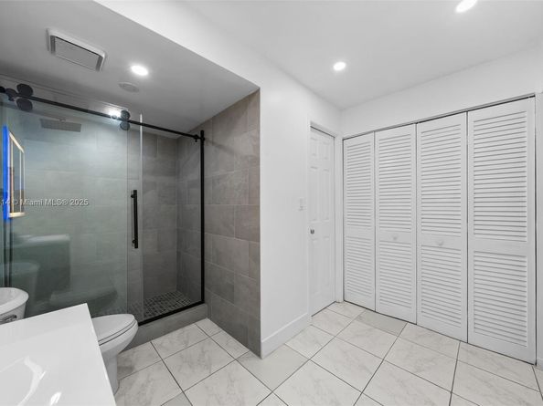 401 Golden Isles Dr 304, Hallandale Beach FL 33009