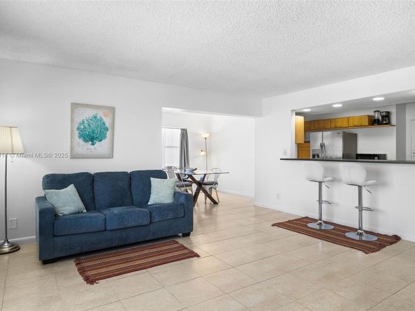 401 Golden Isles Dr 304, Hallandale Beach FL 33009