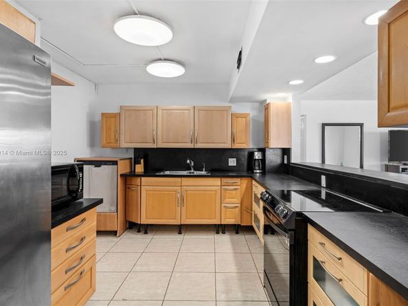 401 Golden Isles Dr 304, Hallandale Beach FL 33009