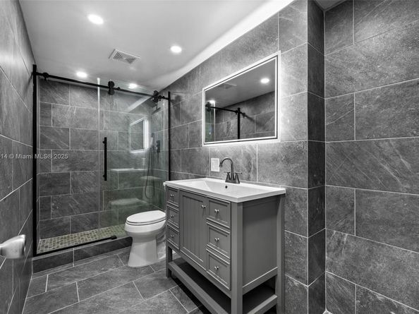 401 Golden Isles Dr 304, Hallandale Beach FL 33009