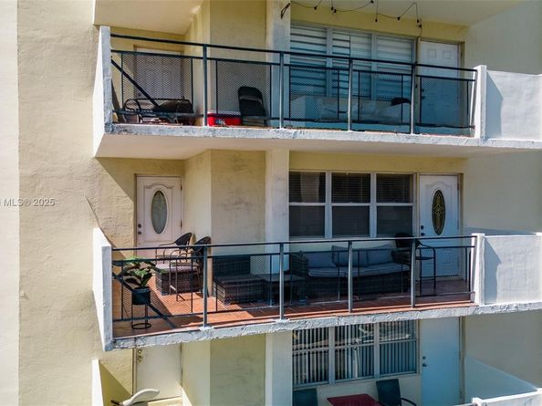 401 Golden Isles Dr 304, Hallandale Beach FL 33009