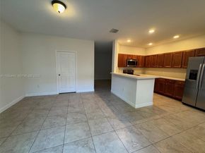 1027 NE 207th St 1027, Miami FL 33179