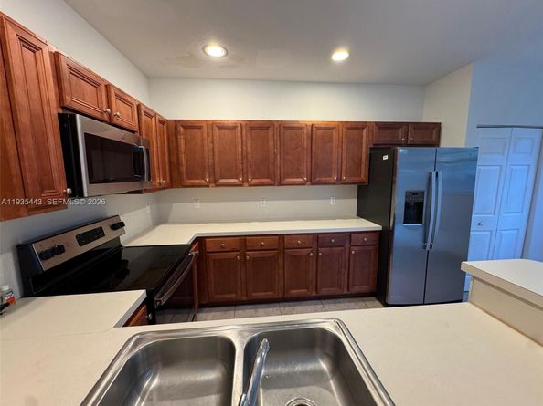 1027 NE 207th St 1027, Miami FL 33179