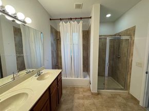 1027 NE 207th St 1027, Miami FL 33179