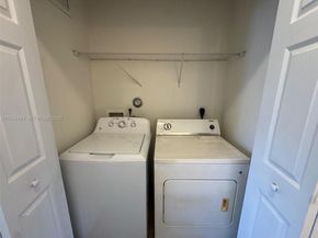 1027 NE 207th St 1027, Miami FL 33179