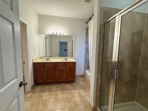 1027 NE 207th St 1027, Miami FL 33179