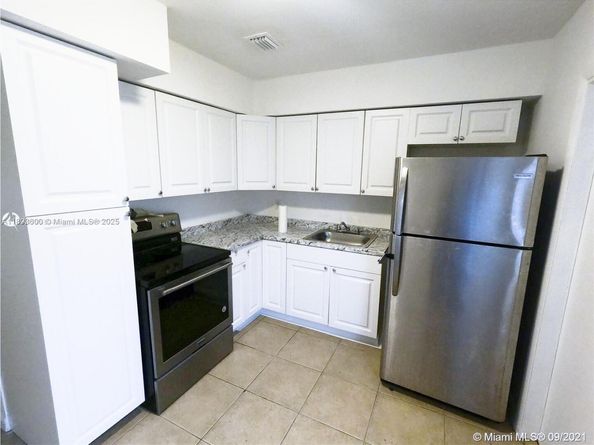 412 SW 10 St, Hallandale Beach FL 33009