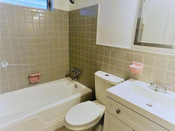 412 SW 10 St, Hallandale Beach FL 33009