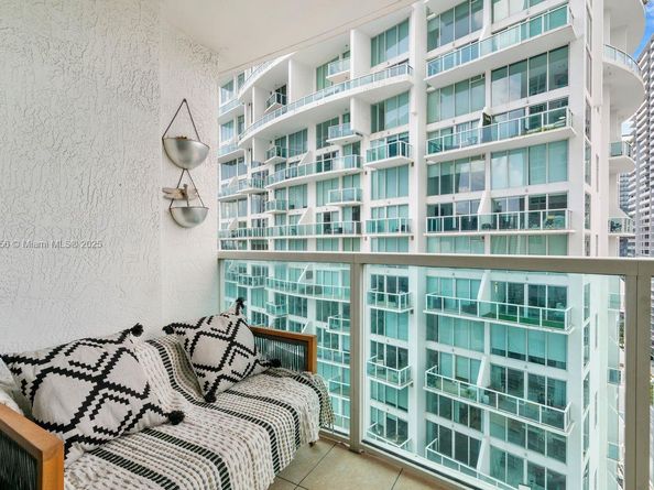 31 SE 5th St 2911, Miami FL 33131