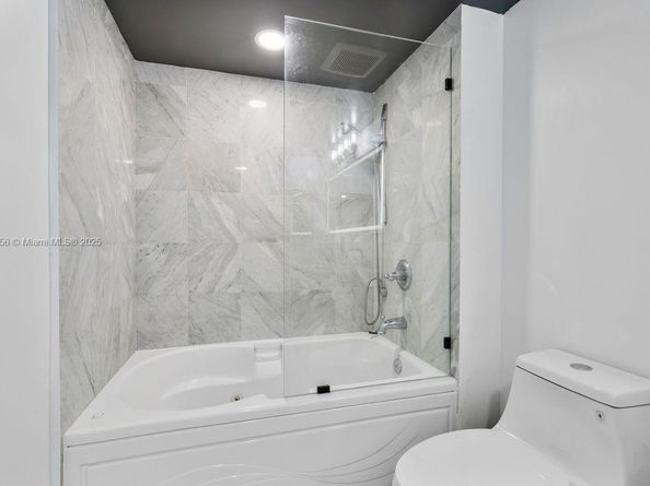 31 SE 5th St 2911, Miami FL 33131