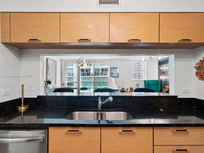 31 SE 5th St 2911, Miami FL 33131