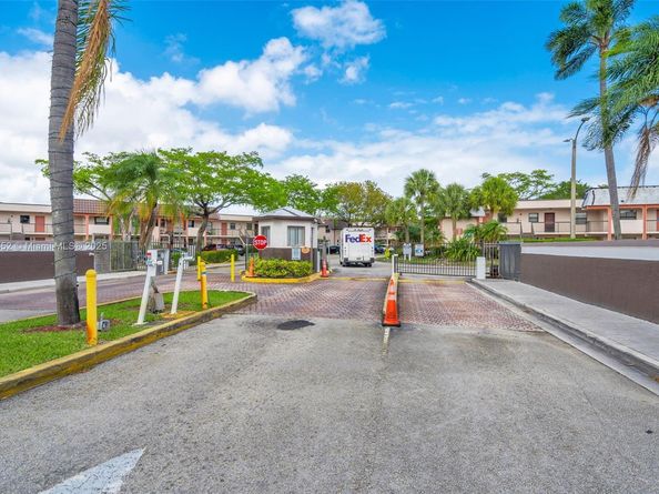 821 NE 207th Ln 1105, Miami FL 33179