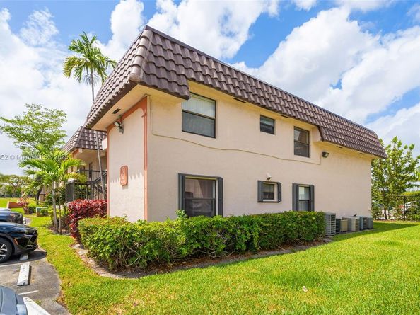 821 NE 207th Ln 1105, Miami FL 33179