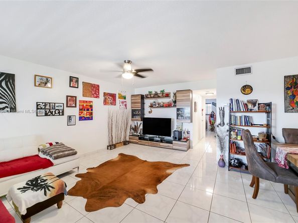 541 Blue Heron Dr 205, Hallandale Beach FL 33009