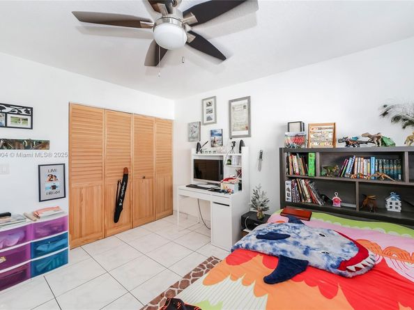 541 Blue Heron Dr 205, Hallandale Beach FL 33009