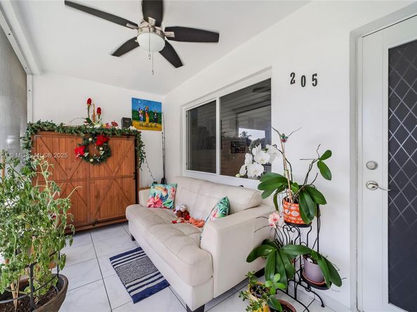 541 Blue Heron Dr 205, Hallandale Beach FL 33009