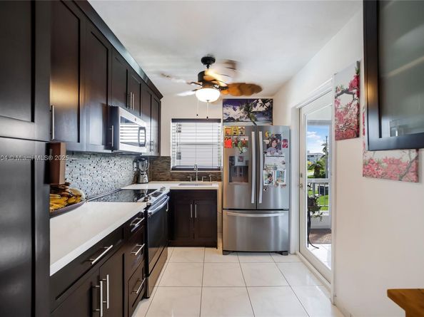 541 Blue Heron Dr 205, Hallandale Beach FL 33009