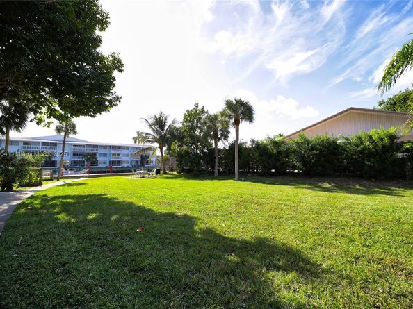 541 Blue Heron Dr 205, Hallandale Beach FL 33009