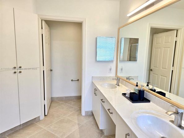 547 Cascade Falls Dr, Weston FL 33327