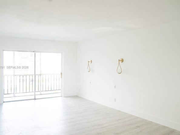 220 SW 9th Ave 306, Hallandale Beach FL 33009