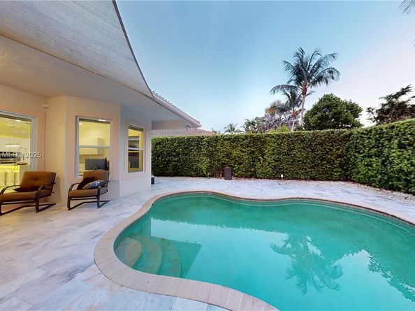 1946 Harbor View Cir, Weston FL 33327