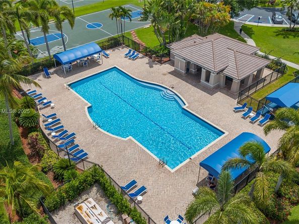 649 Willow Bend Rd, Weston FL 33327