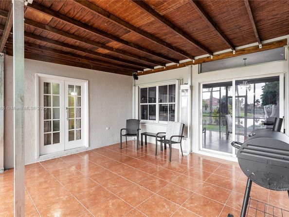 649 Willow Bend Rd, Weston FL 33327