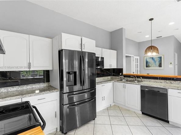 649 Willow Bend Rd, Weston FL 33327