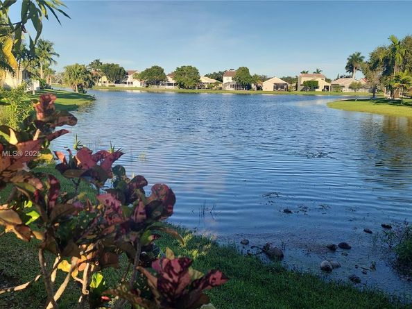 649 Willow Bend Rd, Weston FL 33327