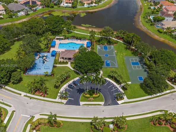 649 Willow Bend Rd, Weston FL 33327