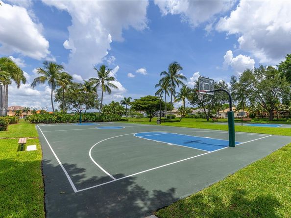 649 Willow Bend Rd, Weston FL 33327