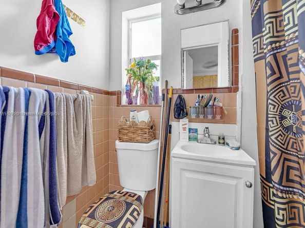 700 NE 6th St, Hallandale Beach FL 33009