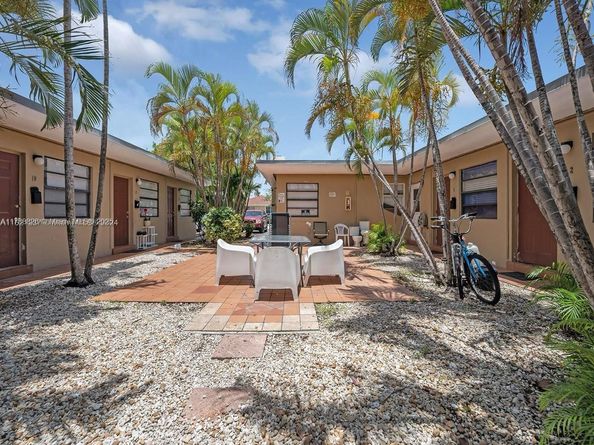 700 NE 6th St, Hallandale Beach FL 33009