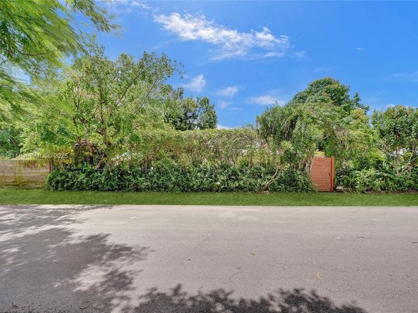 70 NE 152nd St, Miami FL 33162