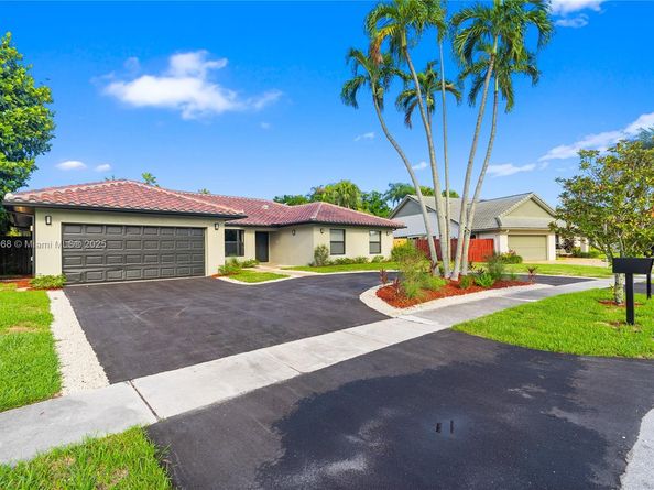 1005 NW 99th Ave, Plantation FL 33322