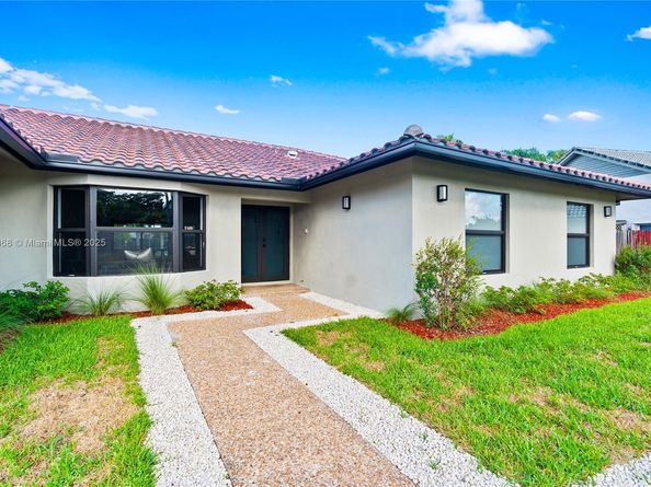 1005 NW 99th Ave, Plantation FL 33322