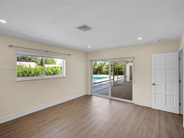 524 Muirfield Dr, Atlantis FL 33462