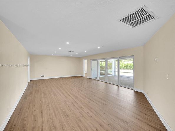 524 Muirfield Dr, Atlantis FL 33462