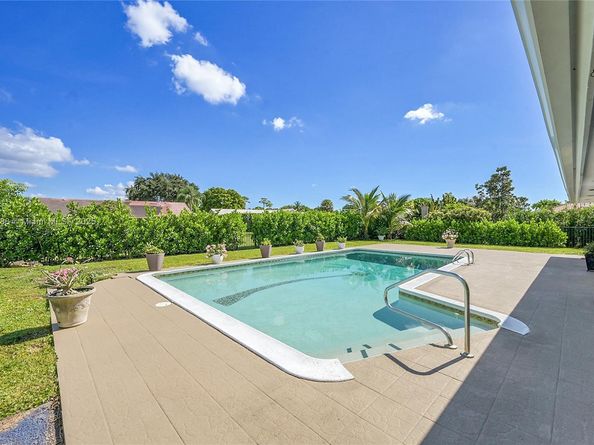524 Muirfield Dr, Atlantis FL 33462